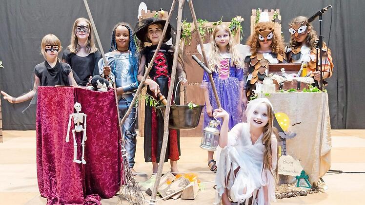 Die Hauptdarsteller des Musicals; vorne Angelina Plitzner als Balthasar von Schauerstein.  Foto: K.- H. Hofmann