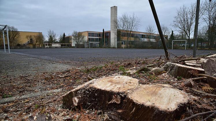 Auf diesem Platz hinter der Schule soll die neue Kita in Ebensfeld entstehen.
