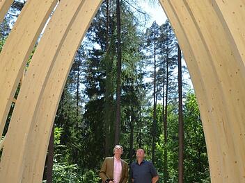 Architekt Gerhard Sacher (rechts) und Bauherr Heinrich Graf zu Ortenburg lassen die Bogenkonstruktion des künftigen Andachtsraumes auf sich wirken. Rainer Lutz