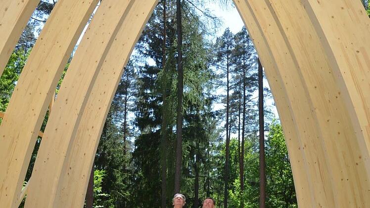 Architekt Gerhard Sacher (rechts) und Bauherr Heinrich Graf zu Ortenburg lassen die Bogenkonstruktion des künftigen Andachtsraumes auf sich wirken. Rainer Lutz