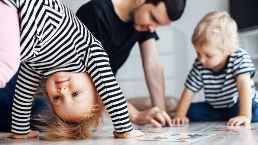 So k&ouml;nnte es funktionieren: W&auml;hrend das M&auml;dchen &Uuml;bungen auf dem Boden macht, spielt der Vater mit dem anderen Kind.  Foto: Michaela Scherer