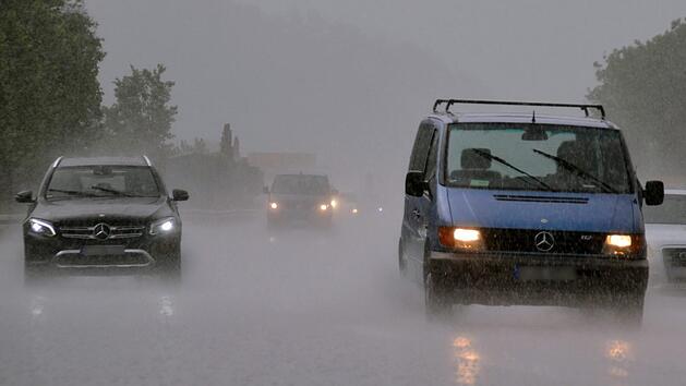Runter vom Gas bei Starkregen und Aquaplaning