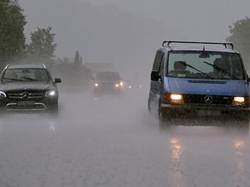 Runter vom Gas bei Starkregen und Aquaplaning - für viele Autofahrer ist das schlichtweg undenkbar. Symbolfoto: Andreas Rosar/dpa