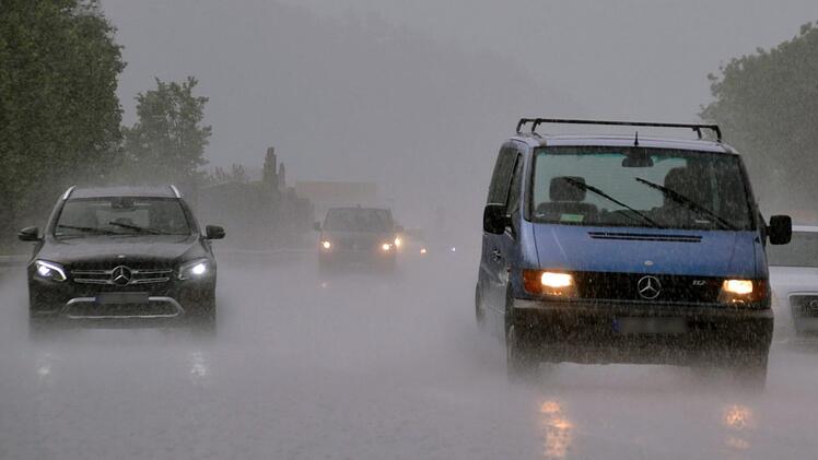 Runter vom Gas bei Starkregen und Aquaplaning - für viele Autofahrer ist das schlichtweg undenkbar. Symbolfoto: Andreas Rosar/dpa