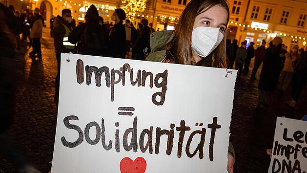 In vielen Städten formiert sich Widerstand gegen die sogenannten "Spaziergänger" - aktuell etwa auch in Coburg oder wie auf unserem Foto in Ulm.