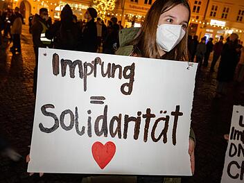 In vielen Städten formiert sich Widerstand gegen die sogenannten "Spaziergänger" - aktuell etwa auch in Coburg oder wie auf unserem Foto in Ulm.