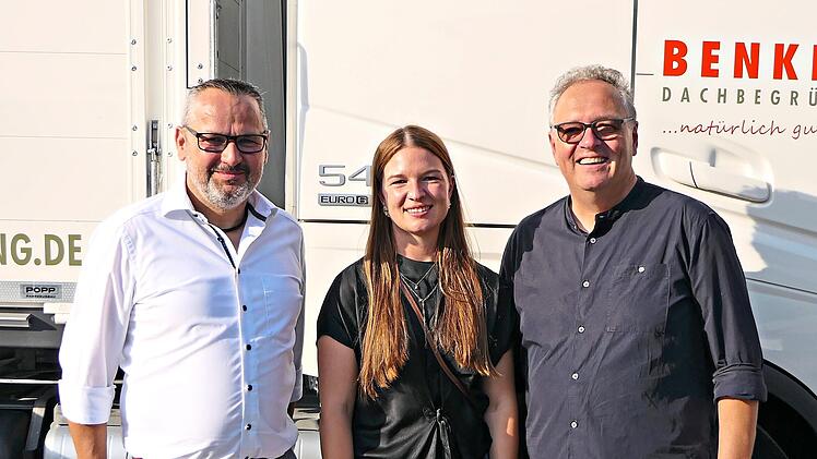 Ha&szlig;furts Dritter B&uuml;rgermeister Michael Spies (links) gratulier Volker Benkert und seiner Tochter Karla Benkert.