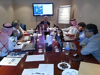 Armin Doster (Mitte, hinten) bei einer Software-Fortbildung für Fachleute in Saudi-Arabien. Fotos: p