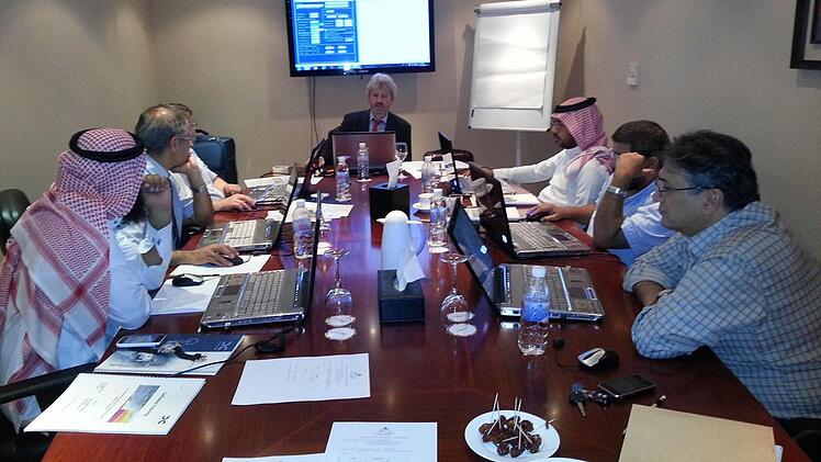 Armin Doster (Mitte, hinten) bei einer Software-Fortbildung für Fachleute in Saudi-Arabien. Fotos: p