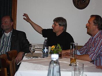 Bürgermeister Werner Stöcker sowie Bernd Loistl und Norbert Trinkaus (v. l.) von der Eigentümerschutzgemeinschaft halten eine Übernahme der Uehlfelder Wasserversorgung durch die Kommune für nicht machbar. Foto: Sonja Werner