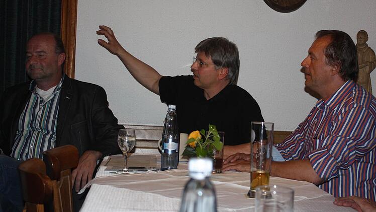Bürgermeister Werner Stöcker sowie Bernd Loistl und Norbert Trinkaus (v. l.) von der Eigentümerschutzgemeinschaft halten eine Übernahme der Uehlfelder Wasserversorgung durch die Kommune für nicht machbar. Foto: Sonja Werner