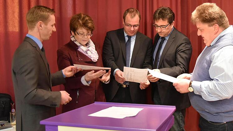 Mit ihrer Unterschrift auf den Listen möchten sie ein Zeichen für den Frieden setzten (von links): Bernd Höfer, die Zweite Bürgermeisterin der Stadt Neustadt, Elke Protzmann, der Bürgermeister der Gemeinde Lautertal, Sebastian Straubel, der Bürgermeister der Gemeinde Untersiemau, Rolf Rosenbauer, der Bürgermeister der Stadt Eisfeld, Sven Gregor. Foto: Gabi Arnold