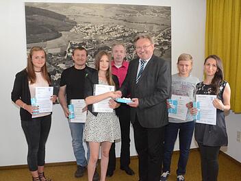 Erfolgreiche Schüler und Sportler im Markt Pressig erhalten eine Urkunde von Bürgermeister Hans Pietz (Dritter von rechts). Mit im Bild (von links) Luisa Müller, Stephan Jungkunz, Teresa Tumbach, Hubert Ringlstetter, Niklas Jungkunz und Nargiz Ismayilova. Foto: K.- H. Hofmann