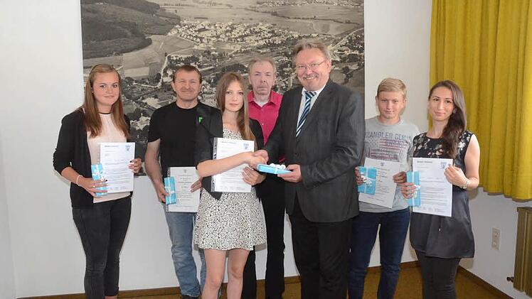 Erfolgreiche Schüler und Sportler im Markt Pressig erhalten eine Urkunde von Bürgermeister Hans Pietz (Dritter von rechts). Mit im Bild (von links) Luisa Müller, Stephan Jungkunz, Teresa Tumbach, Hubert Ringlstetter, Niklas Jungkunz und Nargiz Ismayilova. Foto: K.- H. Hofmann