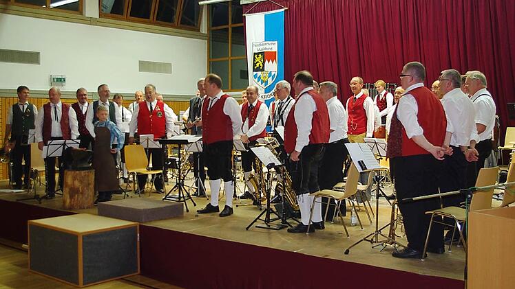 Das "Kreis-Seniorenorchester 50+" begeisterte bei seiner Premiere in Steinberg. Mit im Bild ist der elfjährige Andre Wachter vom Musikverein Friesen, der den Amboss schlug.  Foto: Heike Schülein