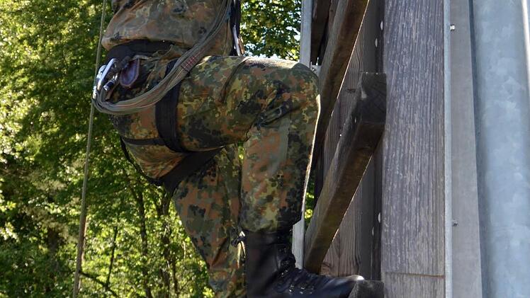 Mit Beispiel voran: Der Kommandeur des OA-Bataillons, Oberstleutnant Simon Leidner, zeigt, wie der zwölf Meter hohe Turm erklettert wird.