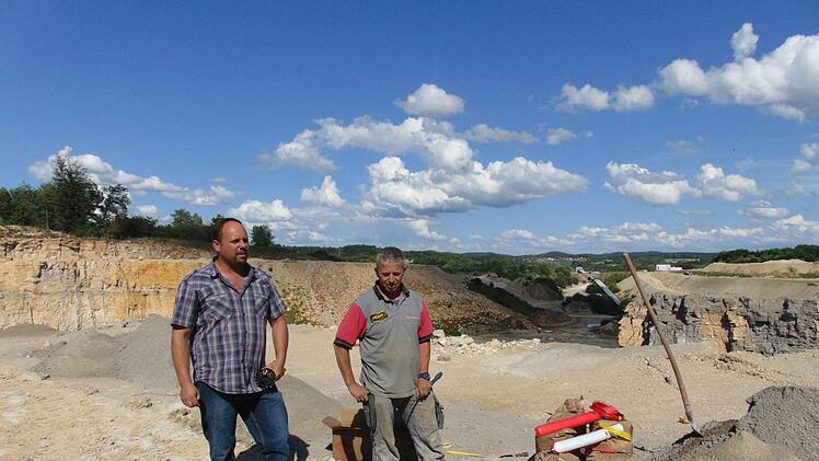 Betriebsleiter Frank Eichler und Sprengmeister Bernhard Wurm Foto: Petra Malbrich