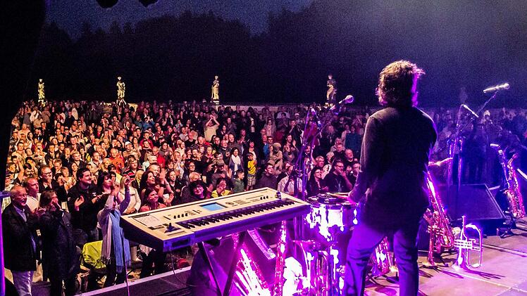Wie Hans-Jürgen Buchner und seine Band Haindling ihr Konzert beim Tambacher Sommer zum ebenso gelungenen wie nachdenklich stimmenden Abend werden lassen.
