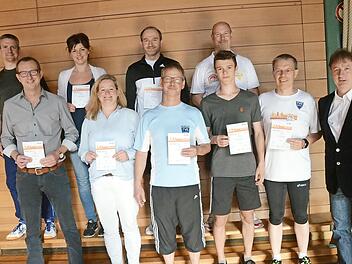 Diese Sportler des TVE Gehülz wurden mit dem DSA von BLSV- Sportabzeichen Referent Harald Kaiser (r.) ausgezeichnet.  Foto: Karl-Hein Hofmann