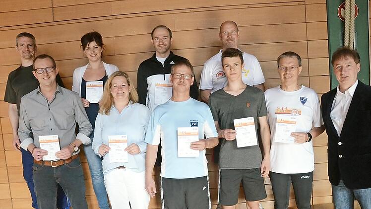 Diese Sportler des TVE Gehülz wurden mit dem DSA von BLSV- Sportabzeichen Referent Harald Kaiser (r.) ausgezeichnet.  Foto: Karl-Hein Hofmann