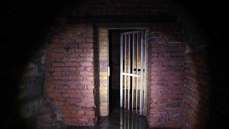 In einem Raum steht das Wasser 15 bis 20 Zentimeter hoch. Gummistiefel sind zu empfehlen. Foto: Jürgen Gärtner