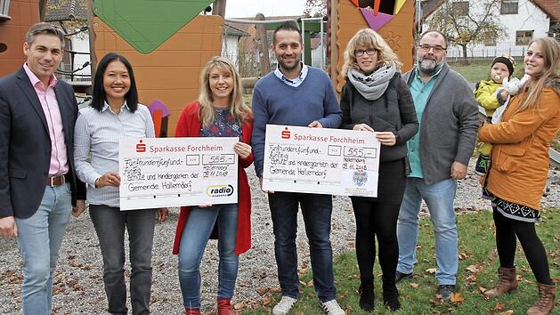 Von links: Bürgermeister Torsten Gunselmann, Fauziah Pohlmann (Kindergarten Pautzfeld), Gabriele Wirth (Kindergarten Hallerndorf), Simon Friedrich (Geschäftsführer Brauerei Rittmayer), Rebecca Fischer (Kindergarten Trailsdorf), Schulleiter Günther Dalles und Nathalie Bauer (Kindergarten Willersdorf) freuen sich über die Spende. Foto: Mathias Erlwein