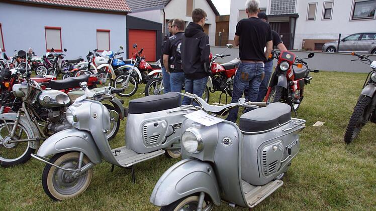 Keine Sportbikes, aber Hercules sind diese beiden R 50 von 1967 und 1972, die Manuel Greb und Daniel Herbst gehören. Foto: Sabine Weinbeer