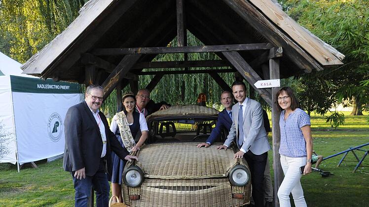 Ein Hingucker war dieser Wagen aus Geflecht, an dem dieses Erinnerungsfoto mit Manfred Rauh, Korbstadtk&ouml;nigin Alicia I., B&uuml;rgermeister H&uuml;gerich und begleitenden Stadtr&auml;te aus Lichtenfels entstand.Alicia Vetter