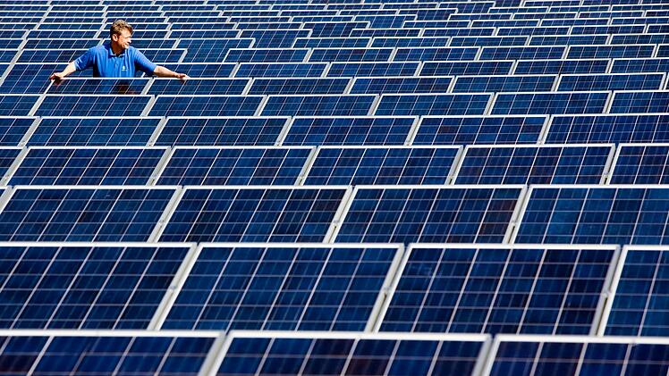 Dass bei Waldfenster Flächen mit Photovoltaikanlagen entstehen, ist derzeit ein Gerücht, das im Markt Burkardroth kursiert. Die Redaktion hat im Rathaus nachgefragt, was an der Behauptung dran ist. Symbolbild: Foto: Patrick Pleul dpa/lbn