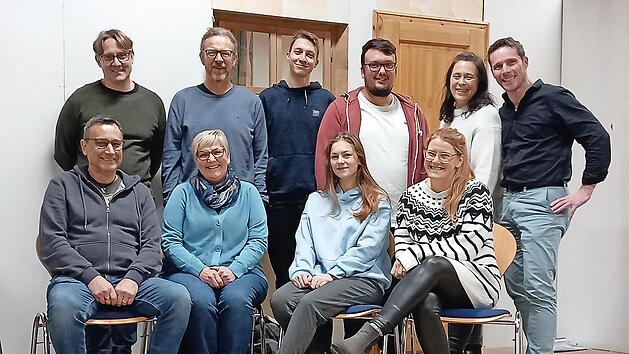 Die Darsteller freuen sich darauf, ihr Publikum zu begeistern: (stehend, v. links) Matthias Zenk, Klaus Eberth, Jonas Storath, Andreas Klier, Carmen Hofmann und Stefan Schneiderbanger, (sitzend, v. links) Michael Kunzelmann, Susanne Willner, Ameli...