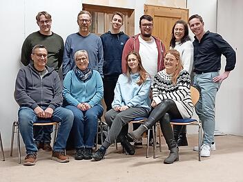 Die Darsteller freuen sich darauf, ihr Publikum zu begeistern: (stehend, v. links) Matthias Zenk, Klaus Eberth, Jonas Storath, Andreas Klier, Carmen Hofmann und Stefan Schneiderbanger, (sitzend, v. links) Michael Kunzelmann, Susanne Willner, Ameli...