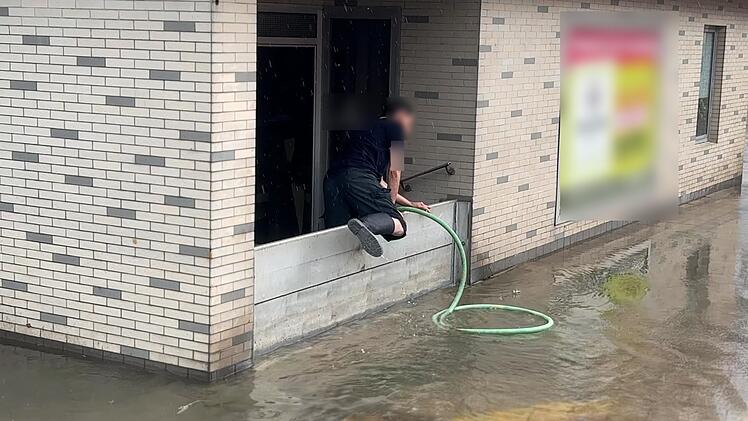 Starkregen in Hof: Feuerwehr r&uuml;ckt zu zahlreichen Unwetter-Eins&auml;tzen aus