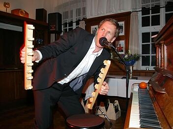 Damit könnte er wahrscheinlich sogar rudern. Mit den eigens angefertigten Tastaturlatten spielte Tom Wende aber zunächst "Let it be" von den Beatles. Foto: Müller