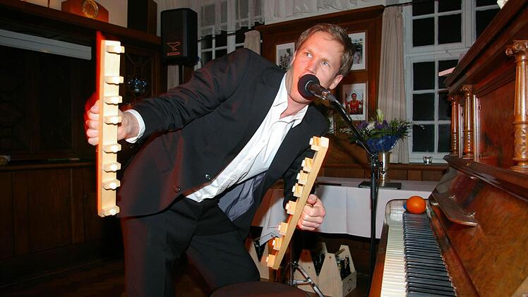 Damit könnte er wahrscheinlich sogar rudern. Mit den eigens angefertigten Tastaturlatten spielte Tom Wende aber zunächst "Let it be" von den Beatles. Foto: Müller