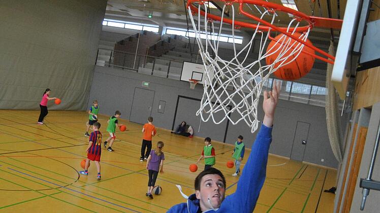 Beim Basketball-Training mit Jungen und Mädchen zeigt Fabian Hockgeiger auch, was er als Sportler drauf hat. Foto: Alfred Ruppert