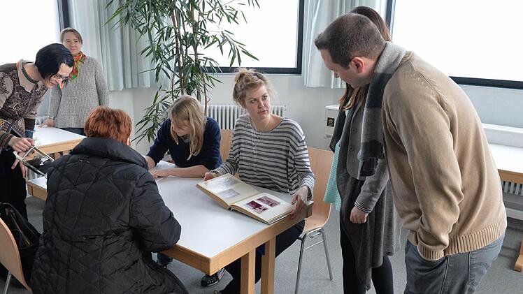 Was gibt's denn da zu sehen? Die Studierenden der Uni Würzburg sahen sich genau an, welche Erinnerungsstücke an die Altenburg einige Bamberger mitgebracht hatten.  Fotos: Ronald Rinklef