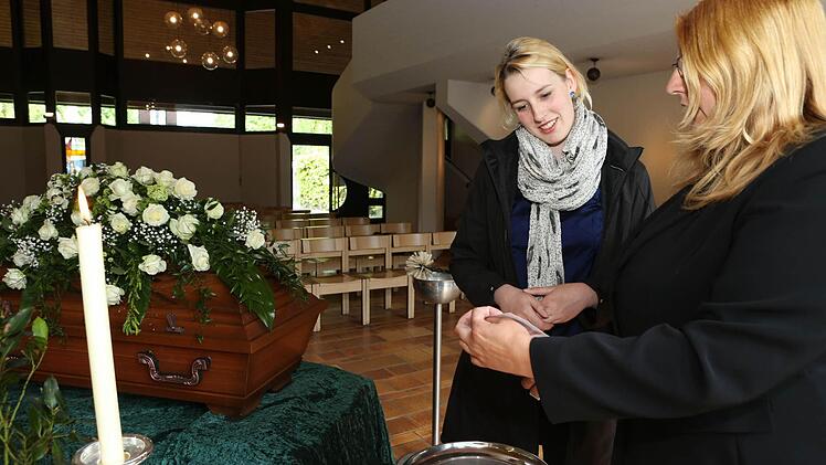 Die Vorbereitung für die Aussegnungsfeier beginnen für die Bestatter schon eine Stunde vorher, um eine stimmungsvolle Atmosphäre zu schaffen.  Fotos: Barbara Herbst