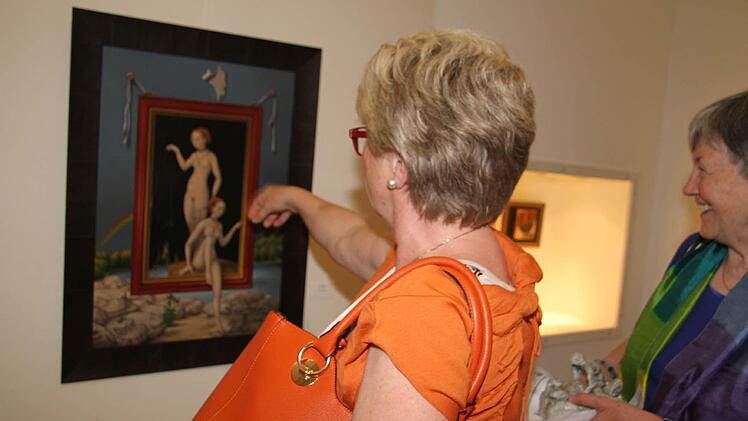 Kunst darf auch mal zum Lachen anrühren: Die Schöne steigt aus dem Bild.