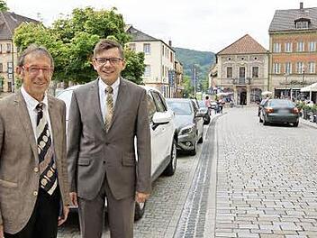 Amand Kuchenbrod und Bürgermeister Armin Warmuth Foto: Arkadius Guzy