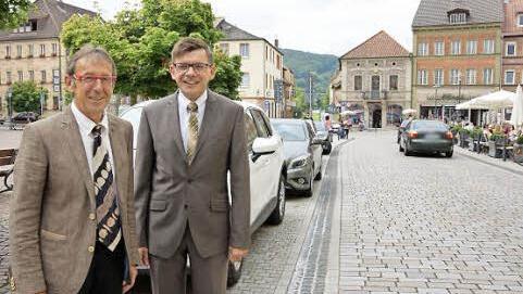 Amand Kuchenbrod und Bürgermeister Armin Warmuth Foto: Arkadius Guzy