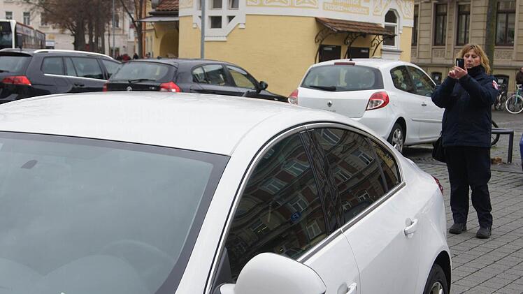 Mit ihrem Handy kann Jutta Träger direkt auch Fotos von den falschparkenden Autos machen.Foto: Sarah Dann