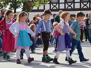 Auch die Steinacher Kindergartenkinder machen bei der Kirmes mit. Sie zeigen auf dem Marktplatz traditionelle Kirmestänze wie die Polonaise und die Sternpolka. Manche sogar im Trachtenlook. Foto: Kathrin Kupka-Hahn