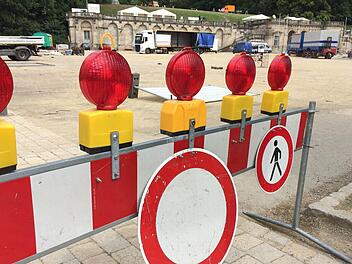 Wegen des Aufbaus für das Schlossplatzfest müssen Fußgänger in Coburg zeitweilig Umwege in Kauf nehmen.Foto: Oliver Schmidt