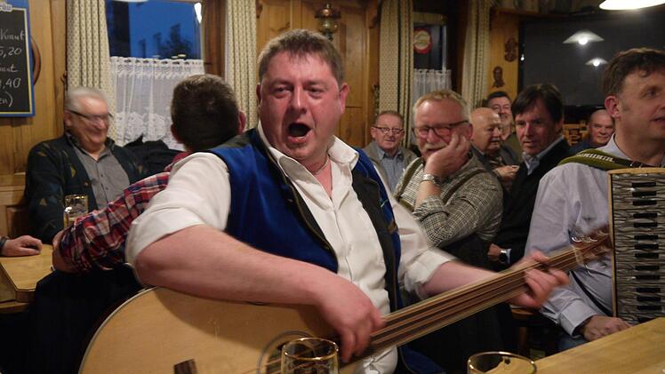 A echte Gaudi: das Wirtshaussingen in Ebersdorf bei Coburg. Foto: Berthold Köhler