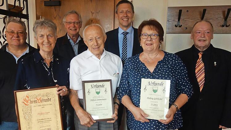 Ehrungen bei der Waldeslust und dem Liederkranz (von links): Karsten Faber, Esther Rasche, Dirigent Wolfgang Friedrich, Helmut Zimmermann, Bürgermeister Marco Steiner, Hedi Gehrlicher, Gruppenvorsitzender Günter Georg  Foto: Doris Weidner