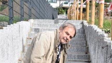 VdK-Lotse Günter Bauer weist darauf hin dass der relativ neue Verbindungsweg zwischen oberer und unterer Wöhrleite im Hinblick auf Barrierefreiheit eine vertane Chance ist.Tristian Förtsch