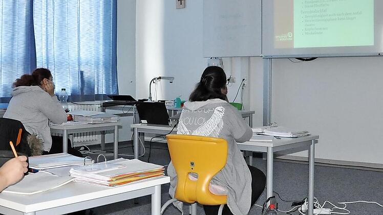 Sozialp&auml;dagogin Henrike Staab informiert die elfte Klasse der Berufsfachschule f&uuml;r Pflegeberufe in Hofheim einmal j&auml;hrlich &uuml;ber das Thema Epilepsie. Jetzt kam sie wieder nach Hofheim.  Foto: Martin Schweiger
