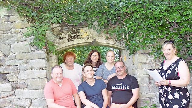 Die Theatergruppe St. Wolfgang Stockheim muss für dieses Jahr alle Aufführungen absagen. Hier waren die Akteure noch frohen Mutes, als sie im Jahr 2019 das Stück "Modenschau im Ochsenstall" für die erste Open-Air-Darbietung probten. Das Bild zeigt von links (hinten) Elfriede Stey, Ilka Feuerpfeil und Regina Schubert sowie (vorne) Michael Hohenadel, Roy Fischer, Alexander Ludwig und Sandra Brauer. Als Kulisse diente die Ruine einer zur Steinkohlenzeche St. Katharina gehörenden ehemaligen Masch...