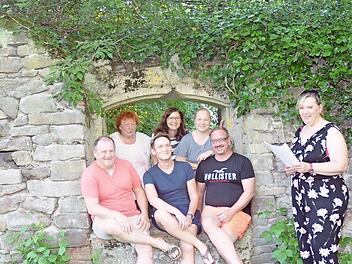 Die Theatergruppe St. Wolfgang Stockheim muss für dieses Jahr alle Aufführungen absagen. Hier waren die Akteure noch frohen Mutes, als sie im Jahr 2019 das Stück "Modenschau im Ochsenstall" für die erste Open-Air-Darbietung probten. Das Bild zeigt von links (hinten) Elfriede Stey, Ilka Feuerpfeil und Regina Schubert sowie (vorne) Michael Hohenadel, Roy Fischer, Alexander Ludwig und Sandra Brauer. Als Kulisse diente die Ruine einer zur Steinkohlenzeche St. Katharina gehörenden ehemaligen Masch...