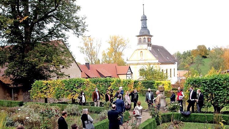 Die Terrassengärten sind etwas Besonderes am Schloss Oberschwappach. Im Hintergrund ist die Ortskirche Sankt Barbara zu erkennen.